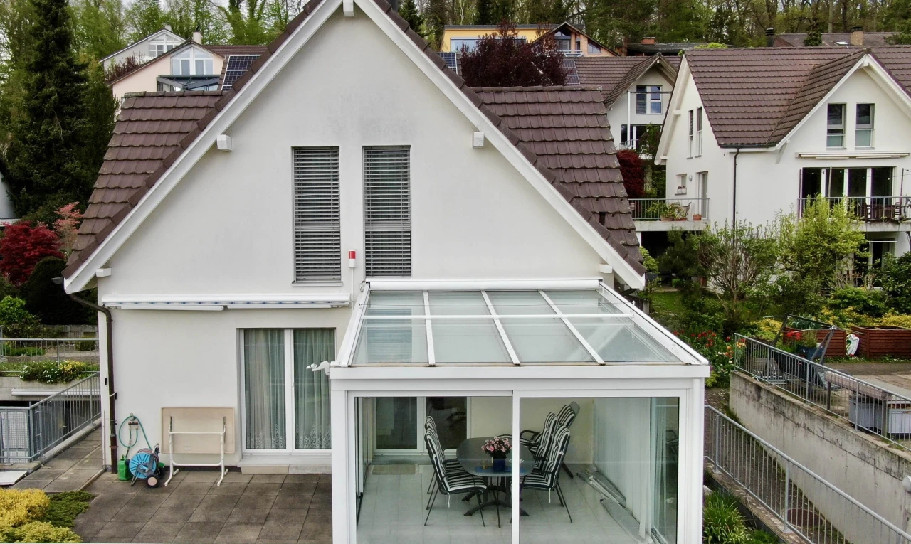außenansicht mit property visible, stuckverkleidung, drone view, und zaun