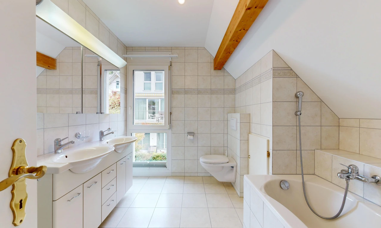 bad mit fliesenwand, tile wall, komplettes badezimmer, dachschräge, und vaulted ceiling