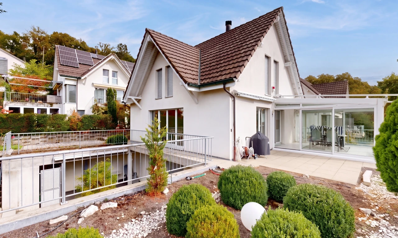 außenansicht mit ziegeldach, property visible, stuckverkleidung, und day time