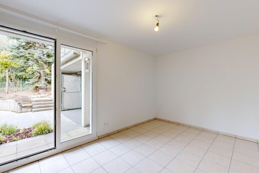 leerer raum mit light floor, außenzugang, gipskartonwand, drywall, und fliesenboden