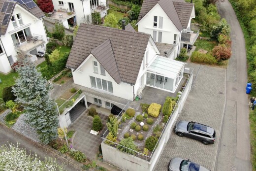 außenansicht mit property visible, drone view, zaun, und balkon