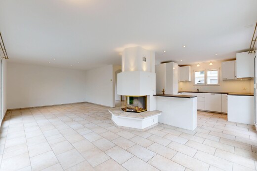 küche mit öffnet sich zum wohnraum, opens to living area, light floor, weiße schränke, und white cabinets