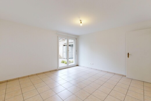 leerer raum mit light floor, außenzugang, gipskartonwand, drywall, und fliesenboden