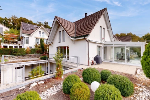 außenansicht mit ziegeldach, property visible, stuckverkleidung, und day time