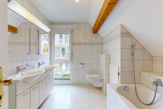 bad mit fliesenwand, tile wall, komplettes badezimmer, dachschräge, und vaulted ceiling