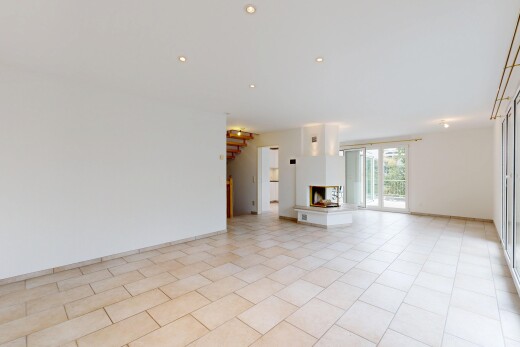 leerer raum mit außenzugang, light floor, gipskartonwand, drywall, und kamin