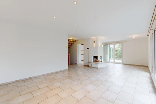 leerer raum mit außenzugang, light floor, gipskartonwand, drywall, und kamin