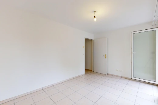 leerer raum mit light floor, gipskartonwand, drywall, inside property, und fliesenboden