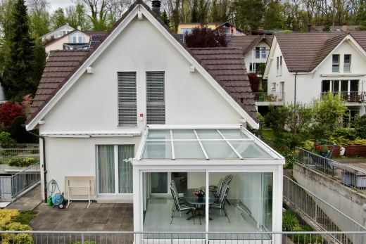 außenansicht mit property visible, stuckverkleidung, drone view, und zaun