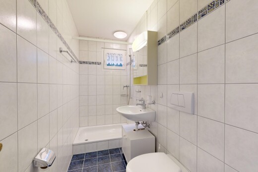 bad mit fliesenwand, tile wall, komplettes badezimmer, spiegel, und dusche