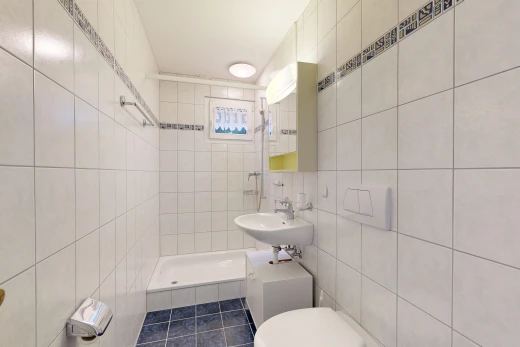 bad mit fliesenwand, tile wall, komplettes badezimmer, spiegel, und dusche