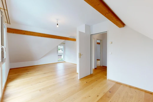 leerer raum mit zusätzliches zimmer, holzfußboden, wood finish floor, balkendecke, und beamed ceiling