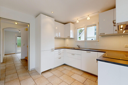 küche mit weiße schränke, white cabinets, arbeitsplatten, dark countertops, und light floor