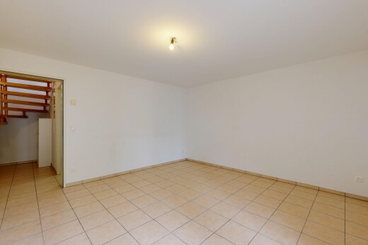 leerer raum mit gipskartonwand, drywall, light floor, treppen, und inside property