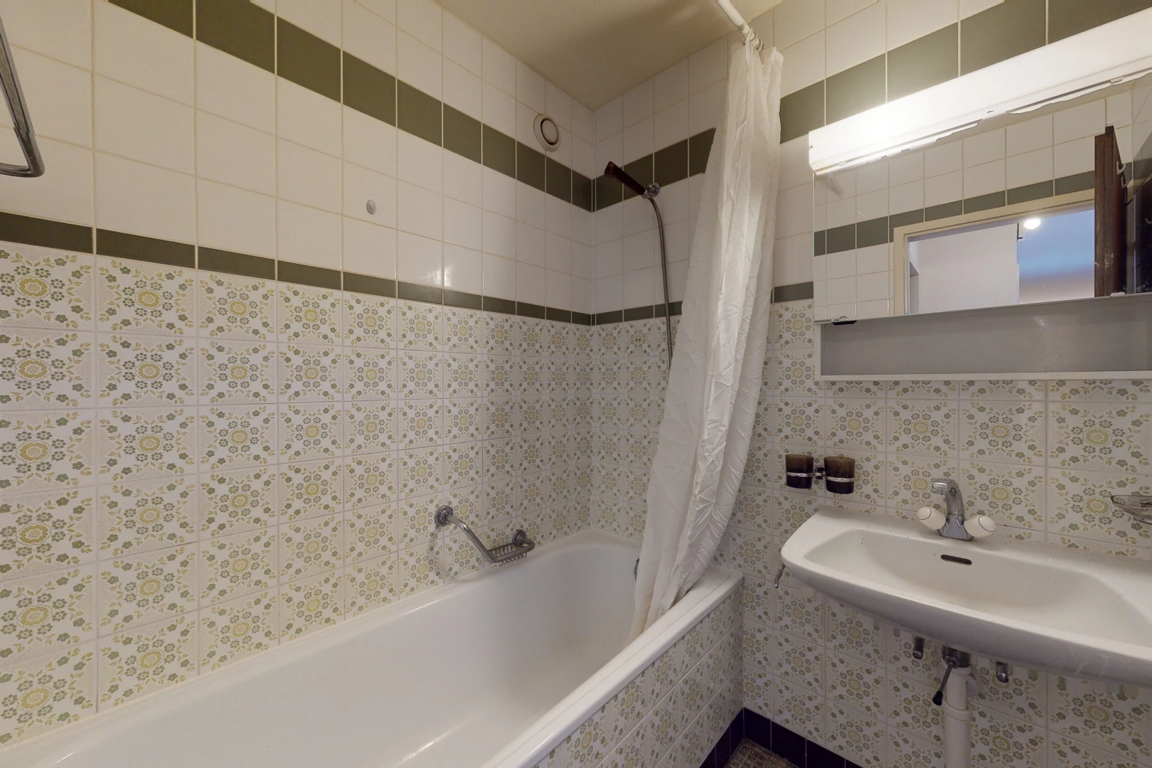 bathroom with shower curtain, mirror, sink, and bathing tub / shower combination