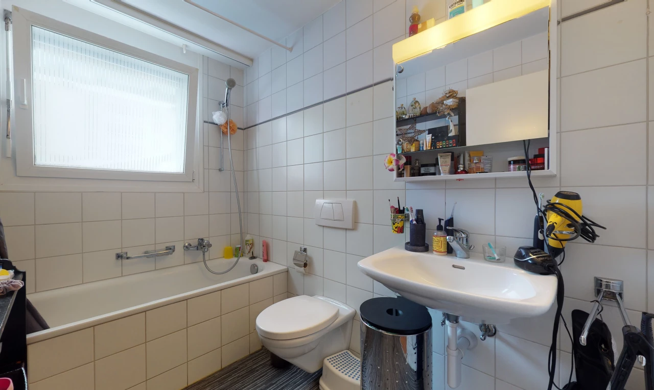 full bathroom featuring natural light, sink, toilet, shower / bath combination, and mirror