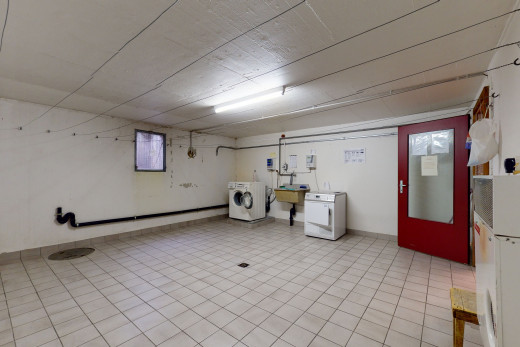 buanderie avec carrelage et machine à laver / sèche-linge