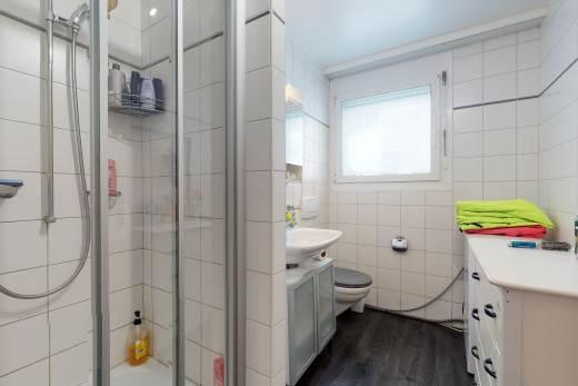 salle de bains avec lumière naturelle, parquet, toilette, meuble-lavabo, vasque, et douche