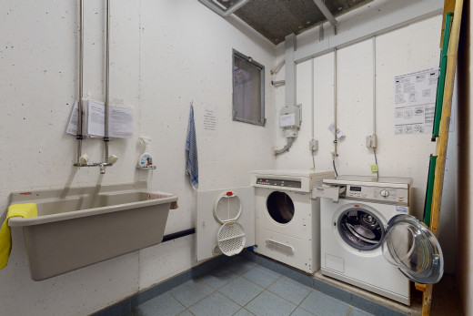 buanderie avec carrelage et machine à laver / sèche-linge