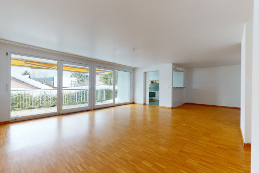 chambre vide avec parquet et lumière naturelle