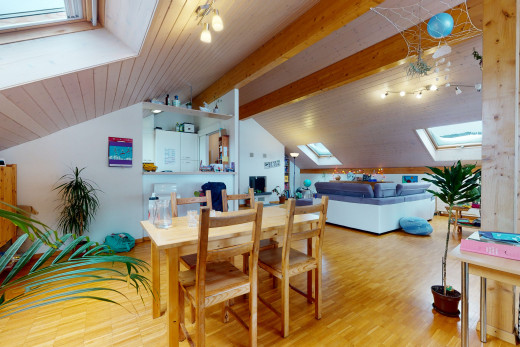 salle à manger avec parquet, lumière naturelle, lucarne, et plafond voûté
