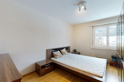 chambre à coucher avec lumière naturelle, parquet, et radiateur