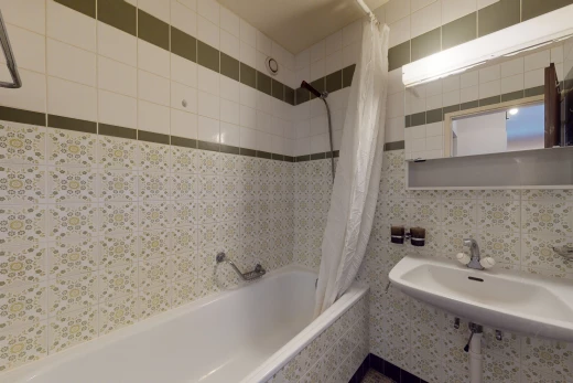 bathroom with shower curtain, mirror, sink, and bathing tub / shower combination
