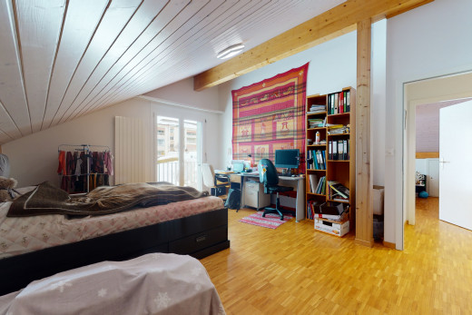 chambre à coucher avec plafond voûté, parquet, lumière naturelle, et poutres apparentes