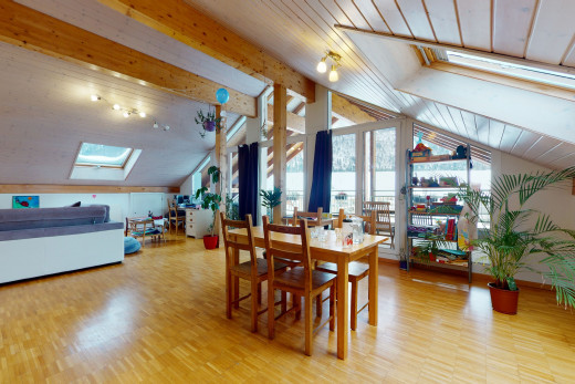 salle à manger avec plafond voûté, lumière naturelle, lucarne, et parquet