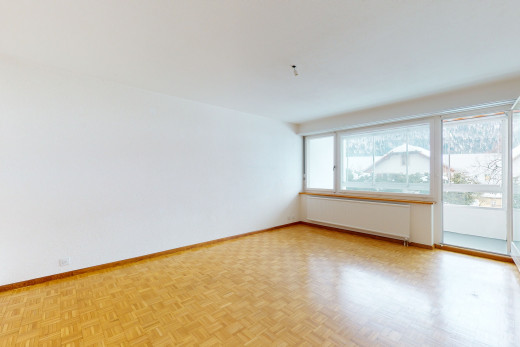 chambre vide avec lumière naturelle et parquet
