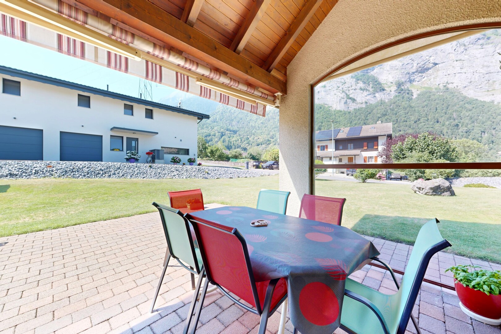terrasse avec pelouse, coin repas extérieur, terrasse, et from property