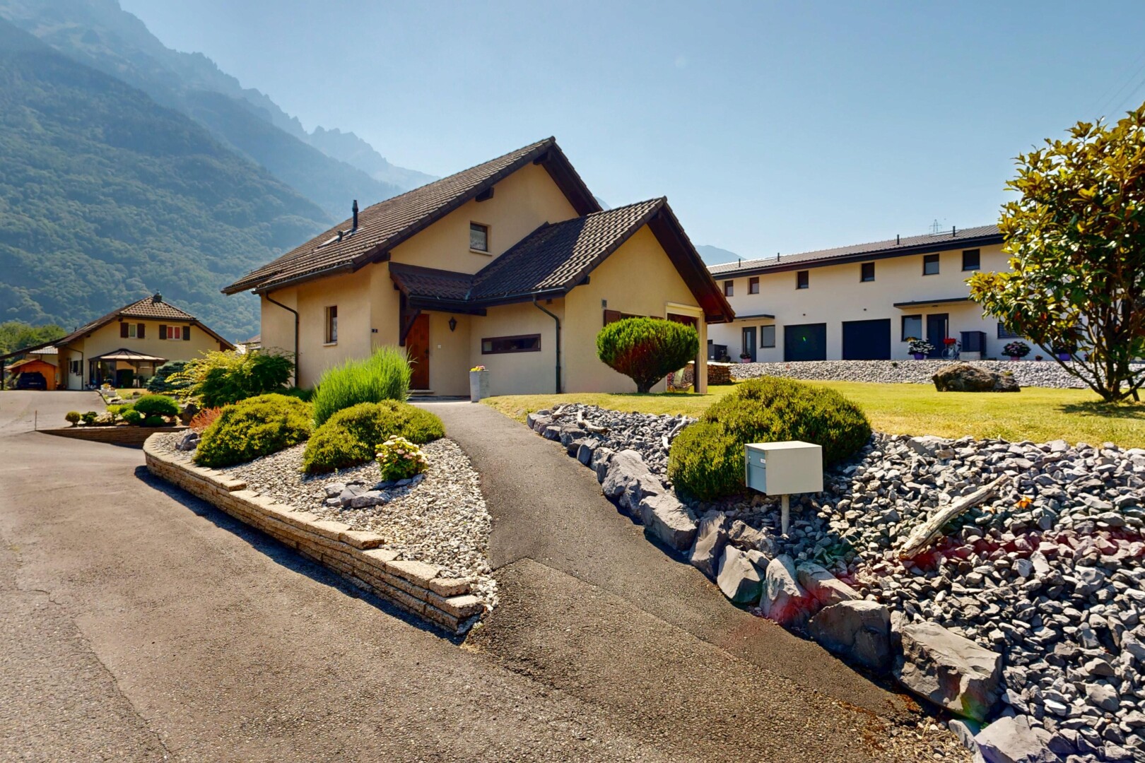 façade avec day time, property visible, et bardage en stuc