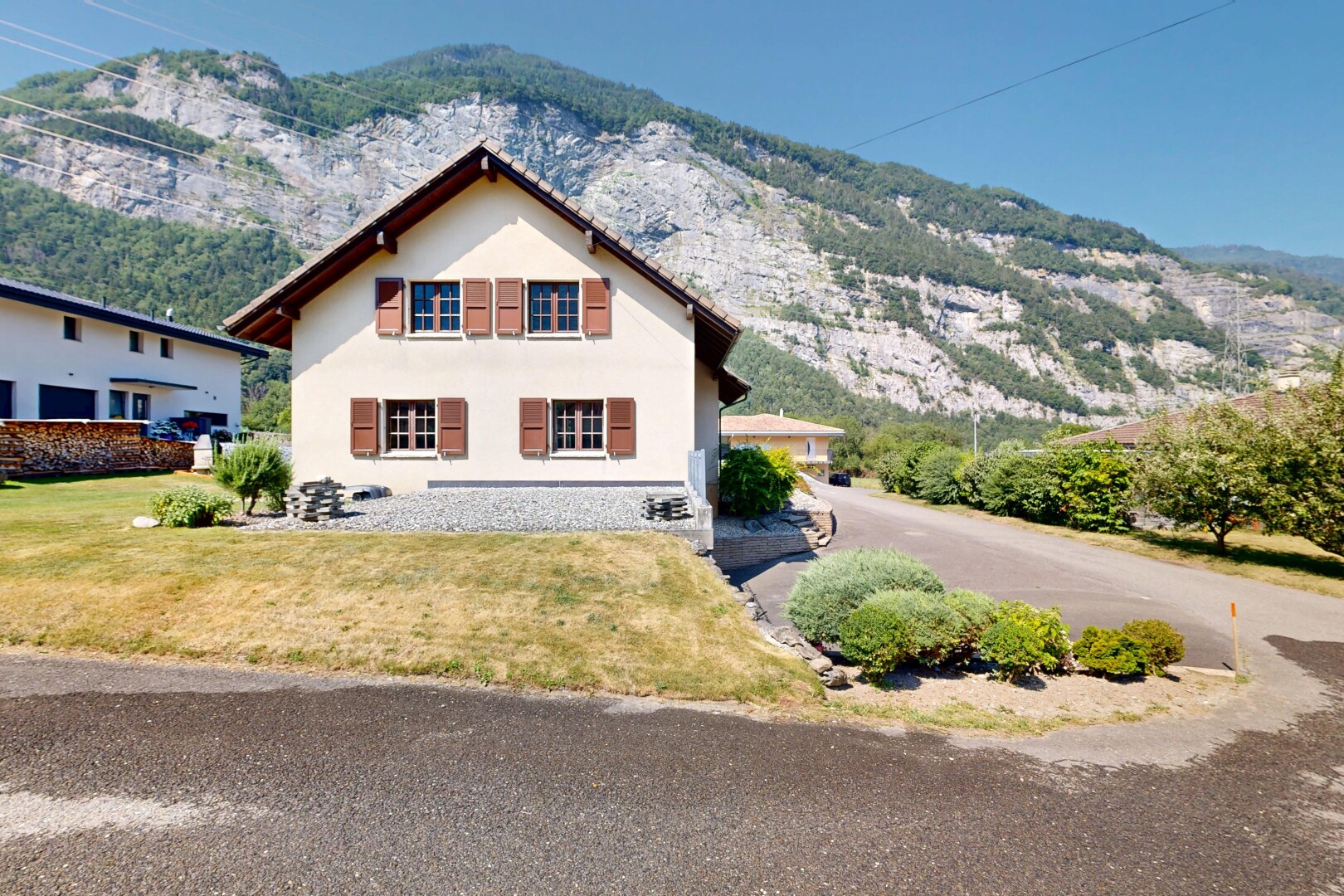 façade avec vue sur la montagne, mountain view, bardage en stuc, day time, et property visible