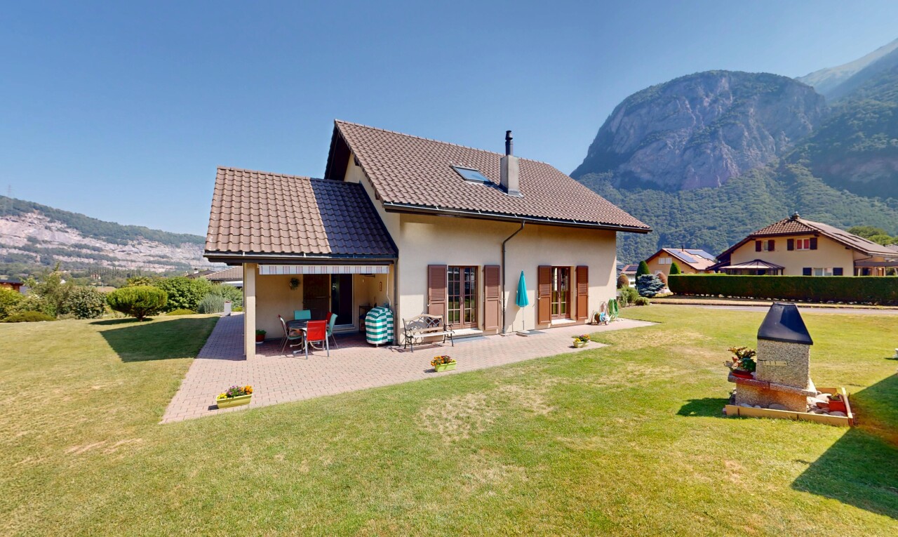 façade avec mountain view, vue sur la montagne, pelouse, bardage en stuc, et from property