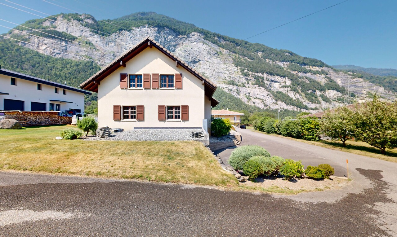 façade avec vue sur la montagne, mountain view, bardage en stuc, day time, et property visible