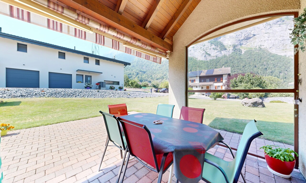 terrasse avec pelouse, coin repas extérieur, terrasse, et from property