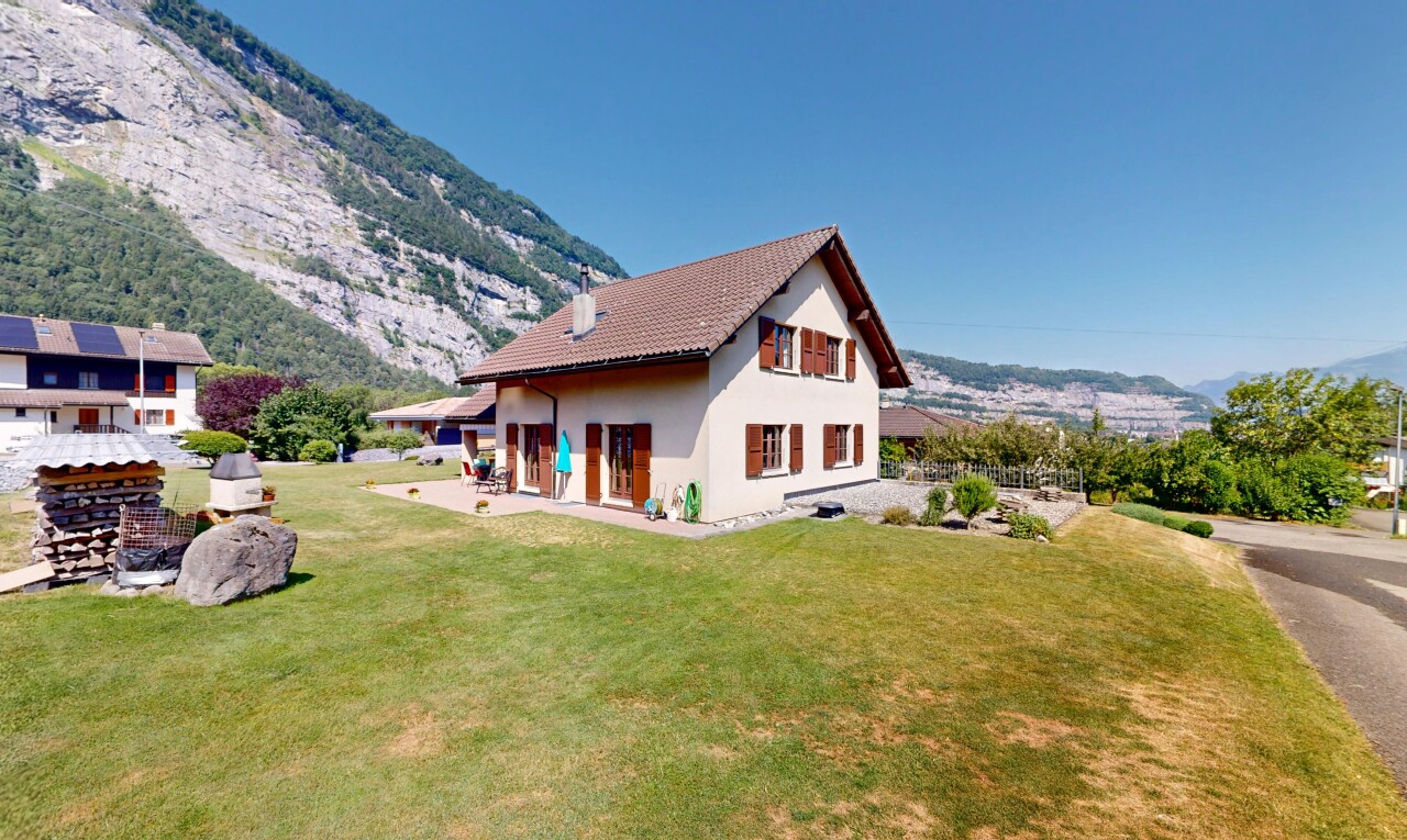 façade avec mountain view, vue sur la montagne, pelouse, day time, et property visible