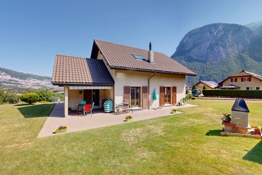 façade avec mountain view, vue sur la montagne, pelouse, bardage en stuc, et from property