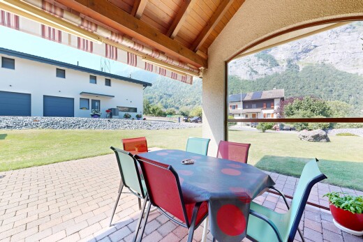 terrasse avec pelouse, coin repas extérieur, terrasse, et from property