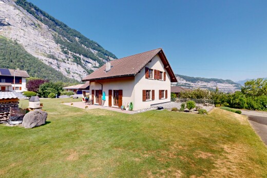 façade avec mountain view, vue sur la montagne, pelouse, day time, et property visible