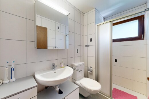 salle de bains avec miroir, salle de bain complète, douche, lumière naturelle, et natural light