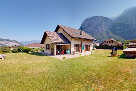 außenansicht mit mountain view, blick auf die berge, rasen, day time, und from property