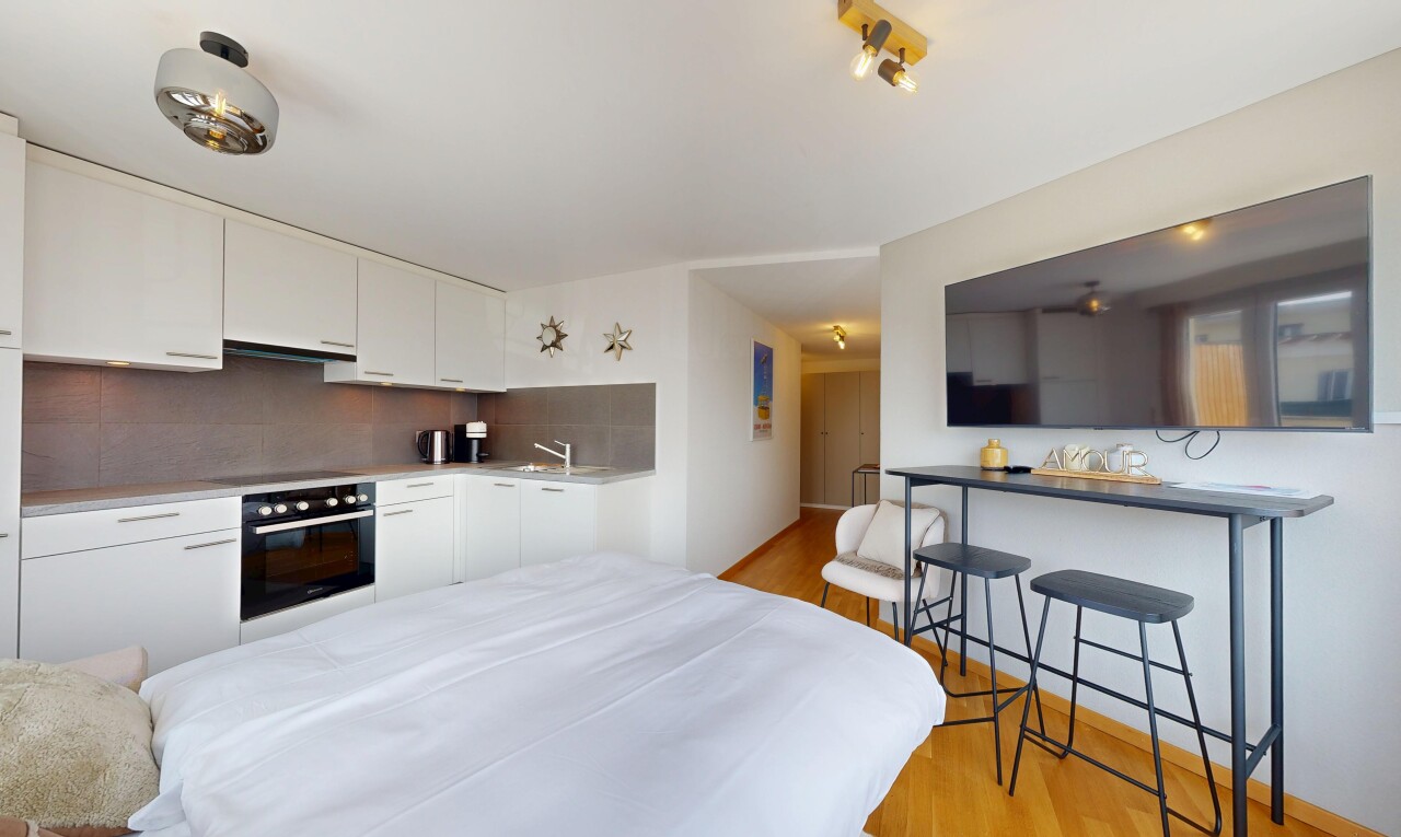 küche mit wood finish floor, holzfußboden, ofen, küchenrückwand beim Herd, und küchenrückwand beim herd