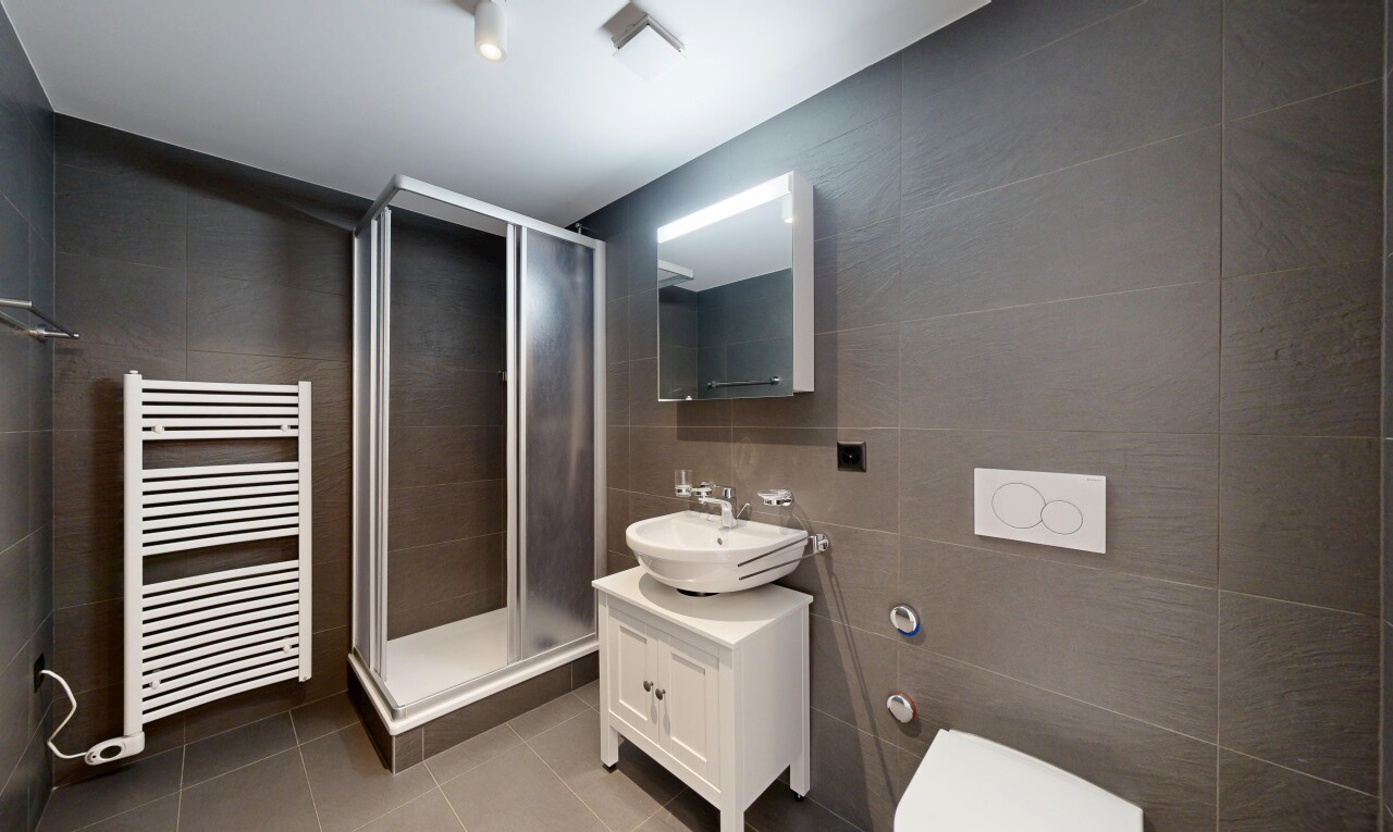 bad mit fliesenwand, tile wall, spiegel, schminktisch, und fliesenboden