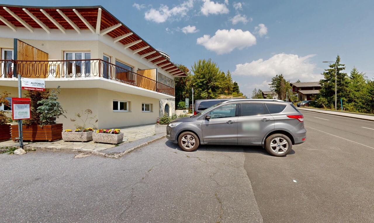 außenansicht mit balkon, property visible, stuckverkleidung, und day time