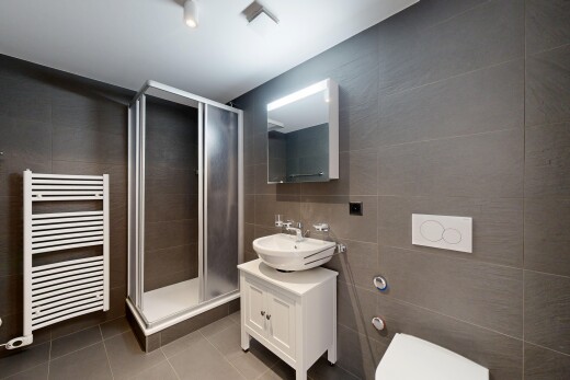 salle de bains avec mur en carrelage, tile wall, miroir, lavabo (ou coiffeuse selon le contexte), et sol en carrelage