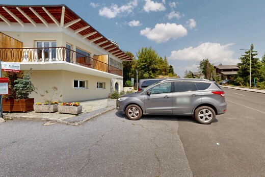 außenansicht mit balkon, property visible, stuckverkleidung, und day time