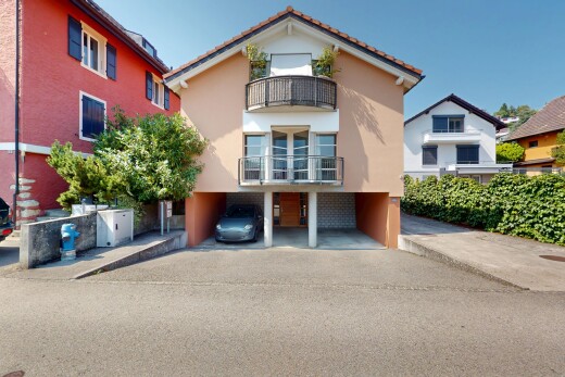 außenansicht mit balkon, day time, stuckverkleidung, und parkplatz