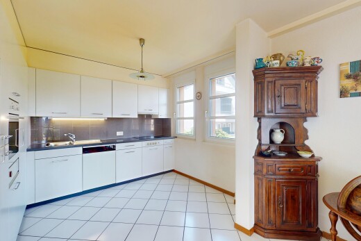 küche mit küchenrückwand beim herd, küchenrückwand beim Herd, inside property, arbeitsplatten, und natürliches licht