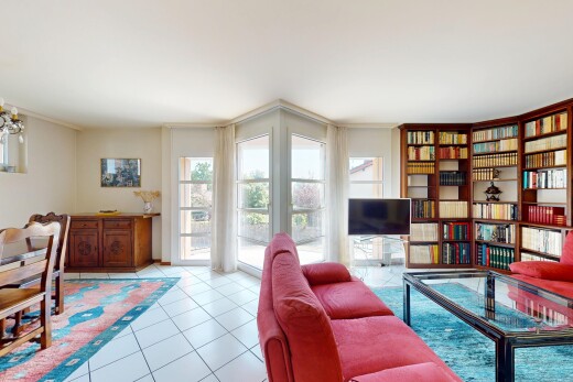 wohnzimmer mit natural light, natürliches licht, inside property, tile floor, und fliesenboden